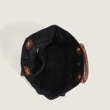Zwarte dagelijkse eenvoud, contrasterende tassen met effen kettingen