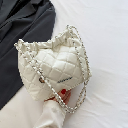 Белые сумки Daily Simplicity с ромбическими цепочками и цепочками