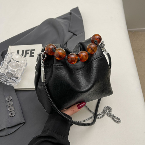 Schwarze, süße, schlichte Taschen mit massiven Ketten und Perlen