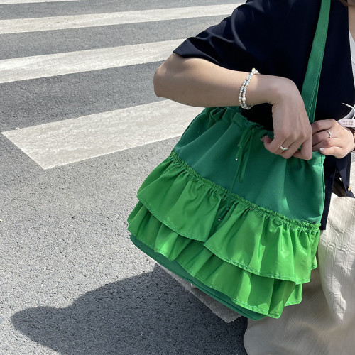 Зеленые сумки на каждый день в стиле пэчворк, сложенные на завязках