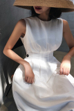 Elegant Simplicity Solid Pocket O Neck Sleeveless Dress Dresses