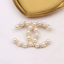 Fashion Simplicity Letter Pearl Brooch