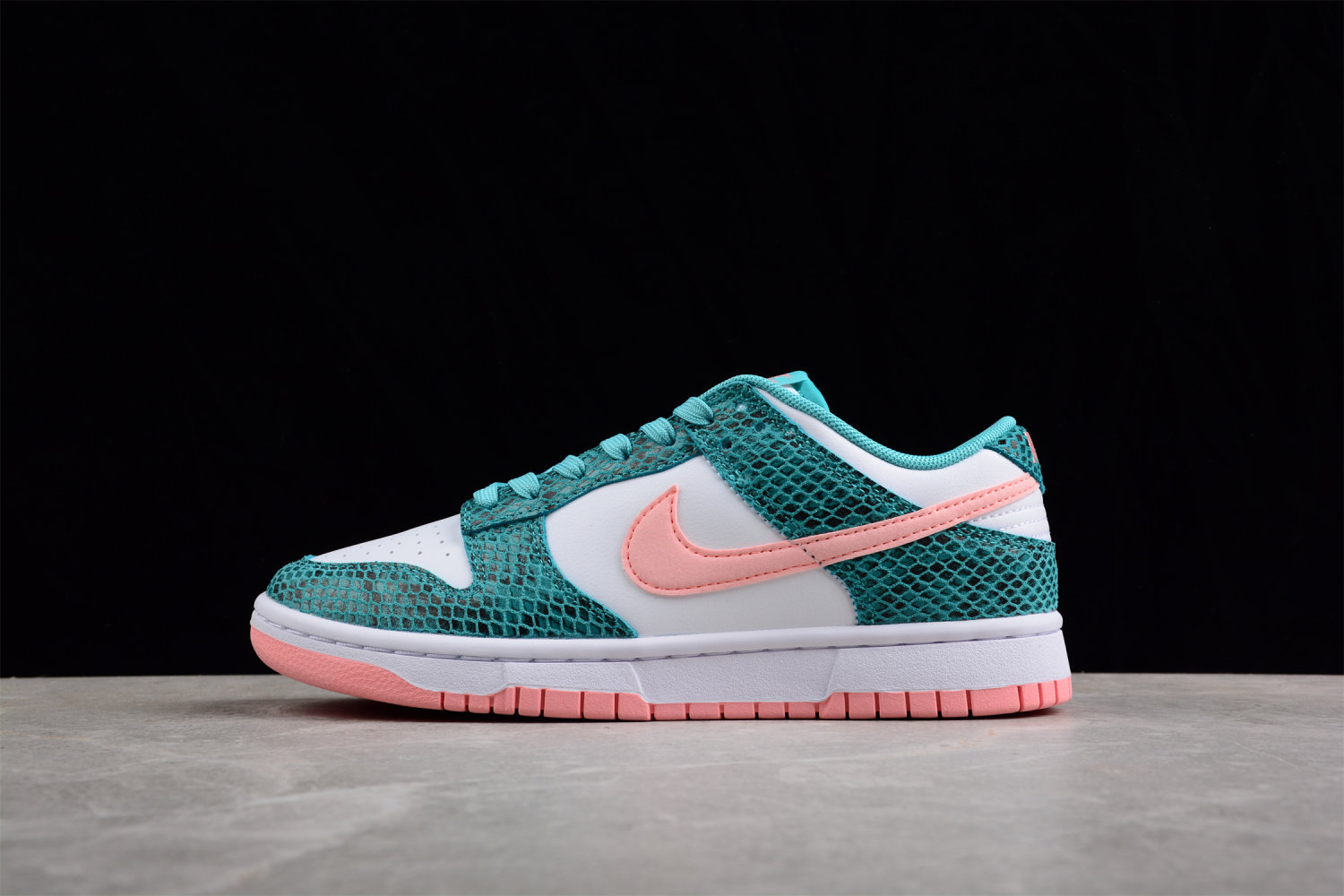 snakeskin nike sb