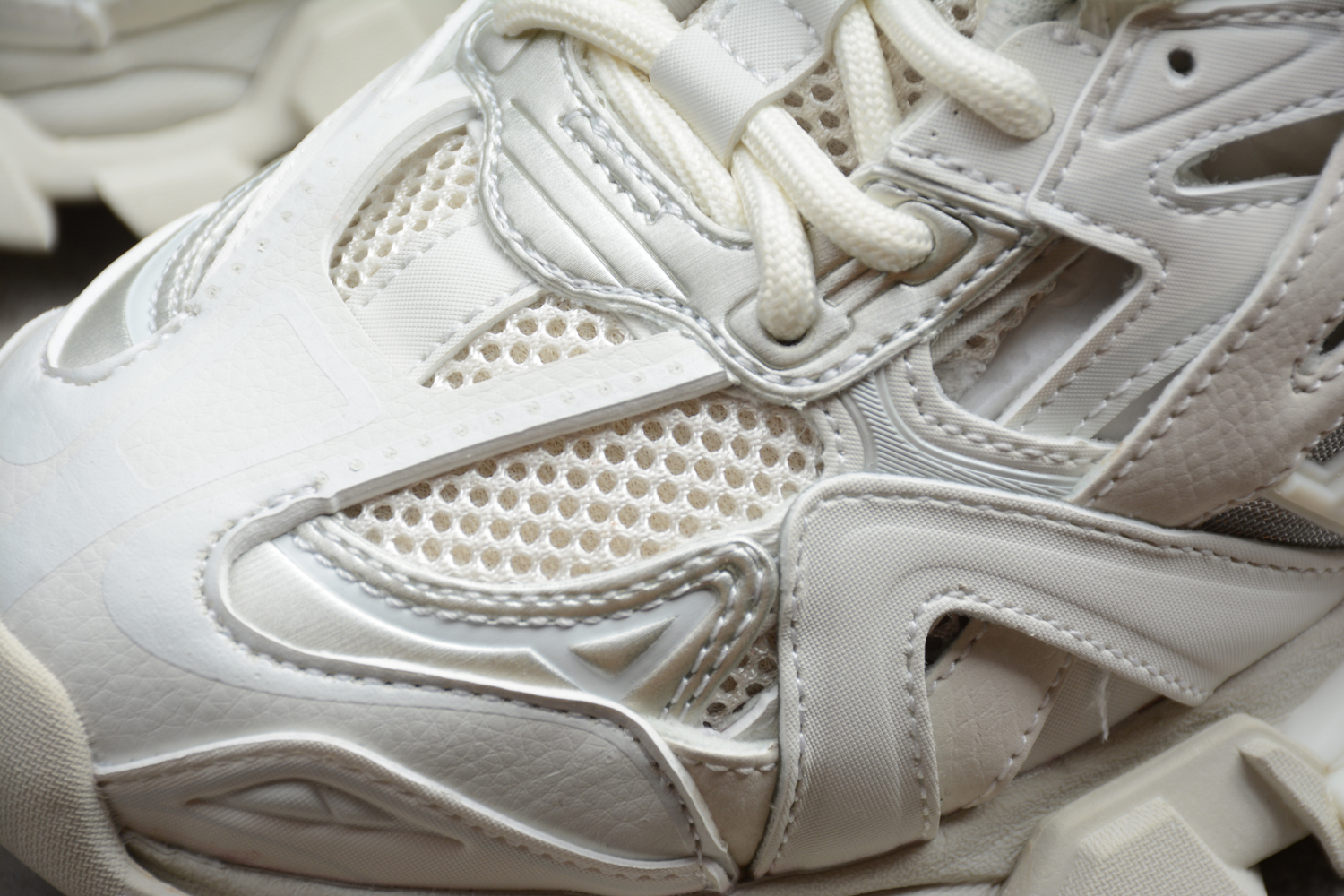 Bal**ci*ga Triple S 17FW  ECBA8202030