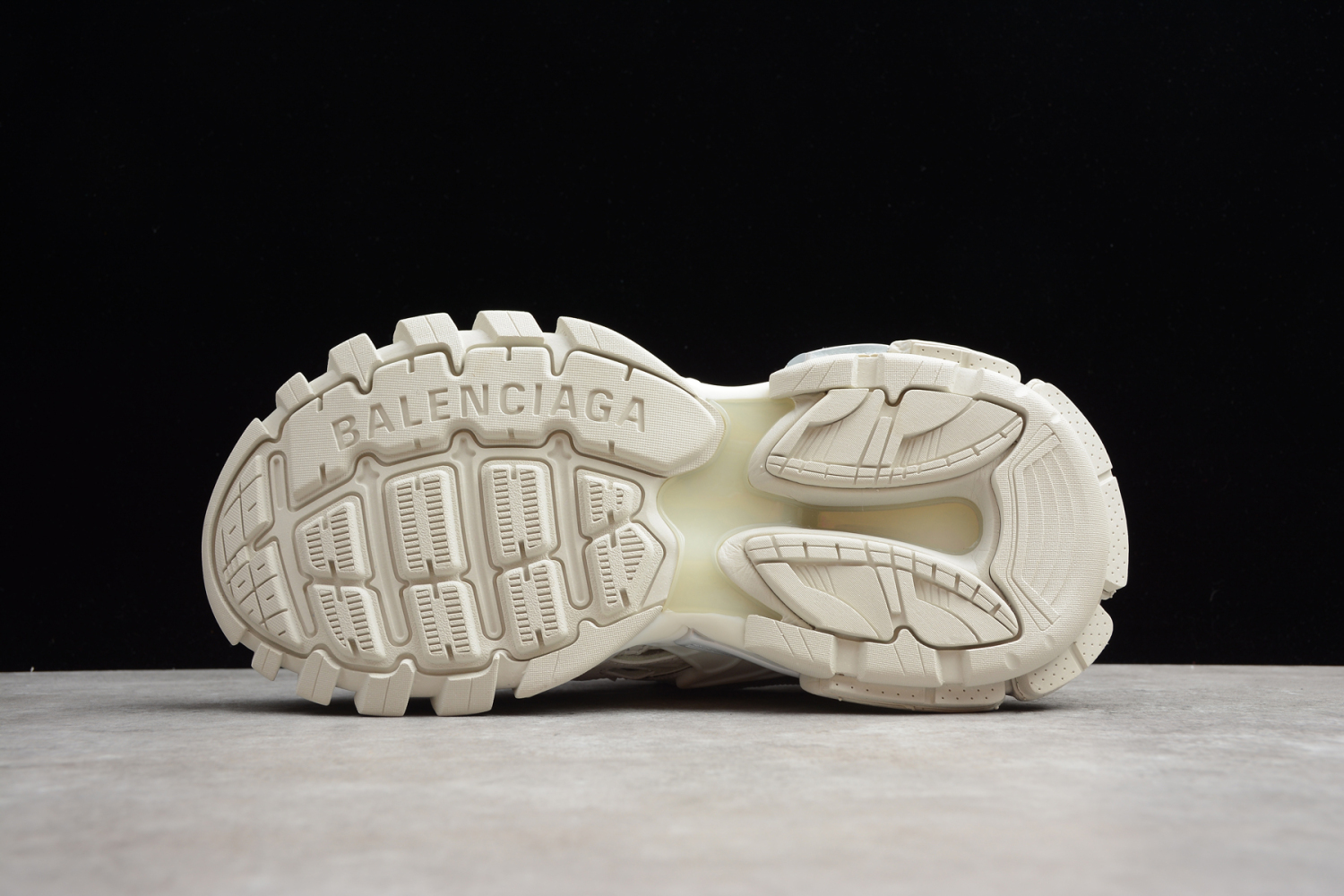 Bal**ci*ga Triple S 17FW  ECBA8202030