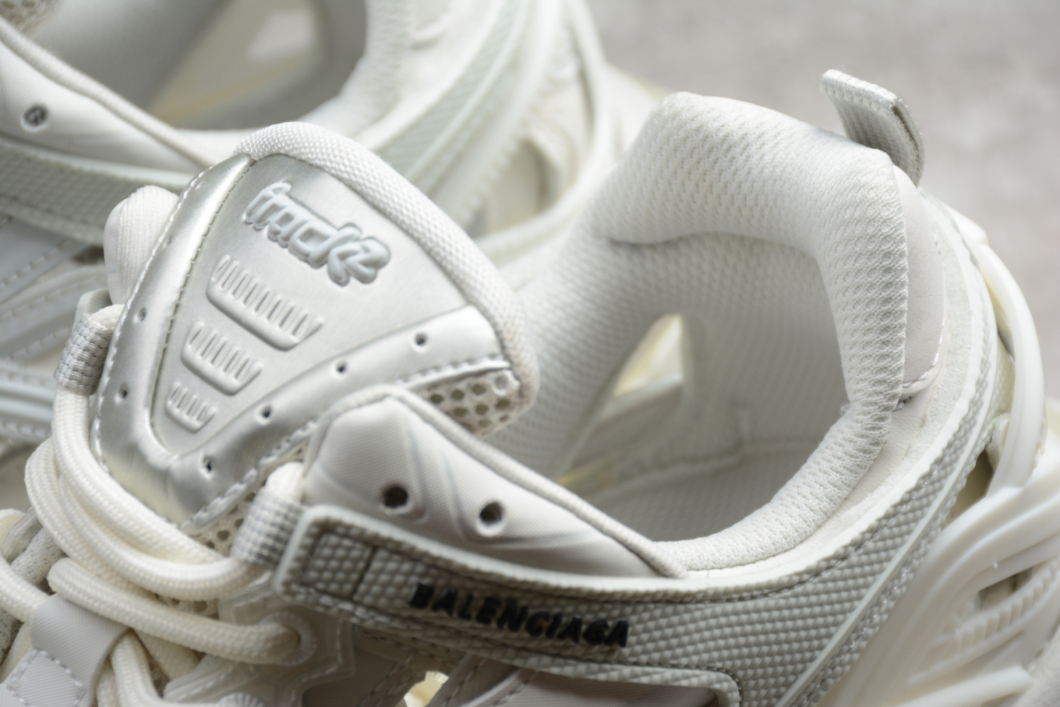 Bal**ci*ga Triple S 17FW  ECBA8202030