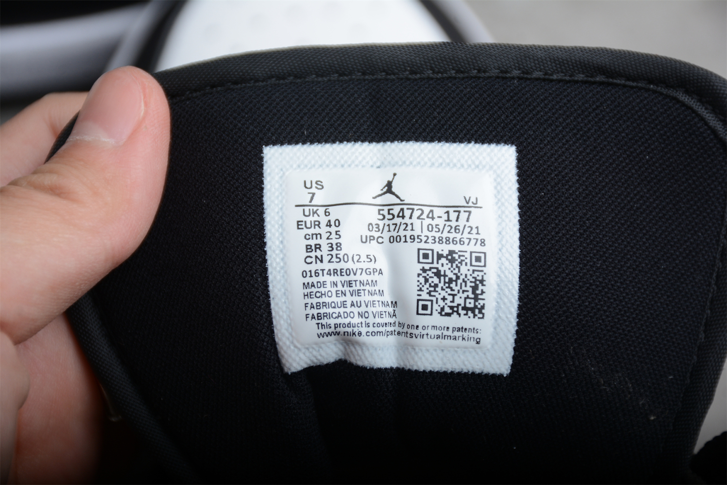 Jordan 1 Mid White Pollen Black 554724-177