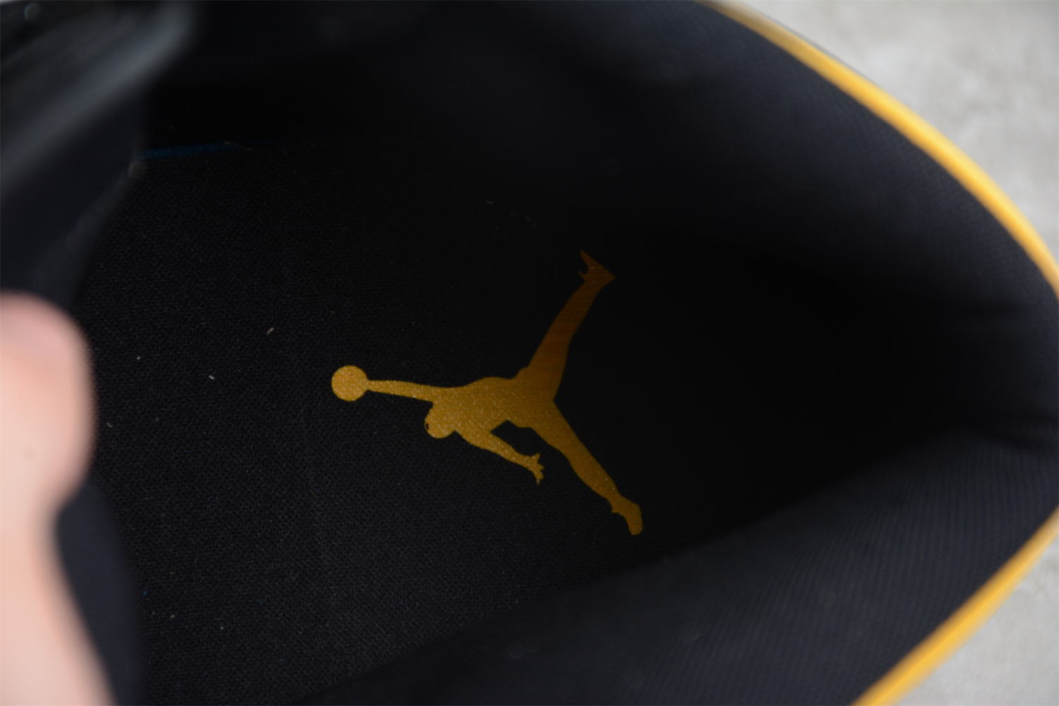 Jordan 1 Mid White Pollen Black 554724-177