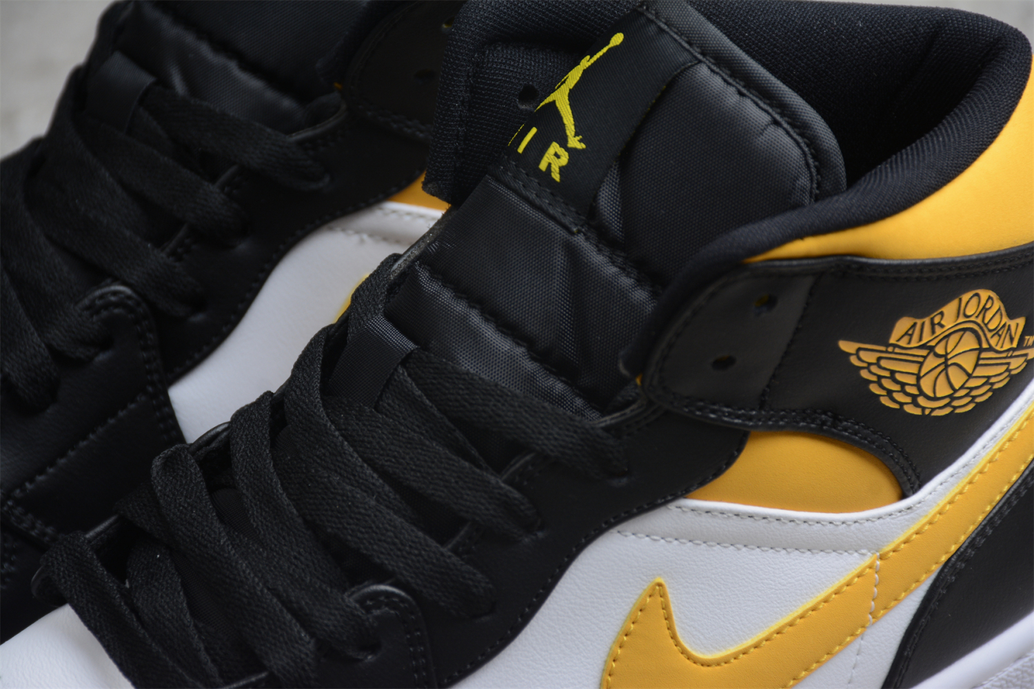 Jordan 1 Mid White Pollen Black 554724-177