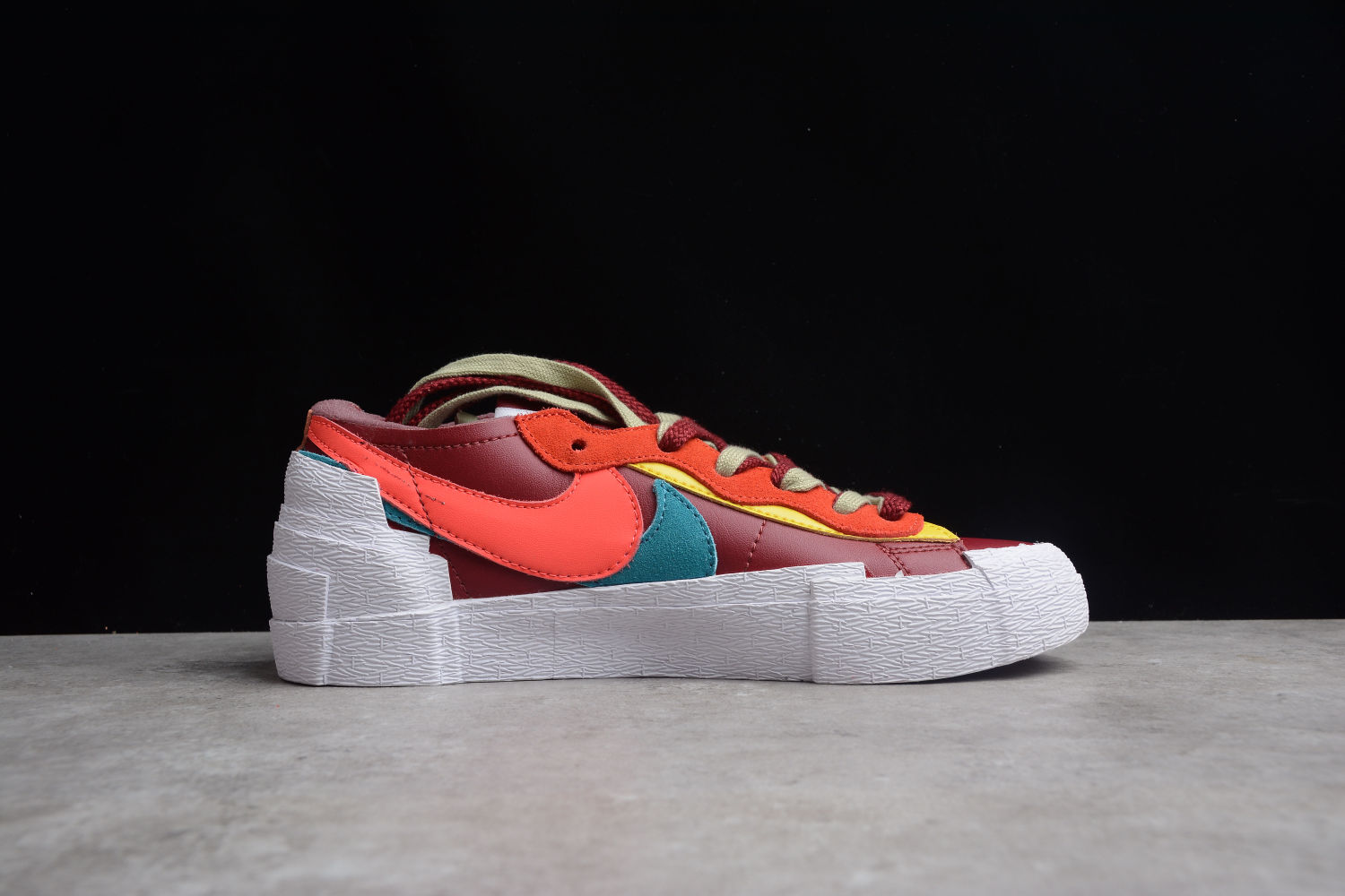 Nike Blazer Low sacai KAWS Red DM7901-600
