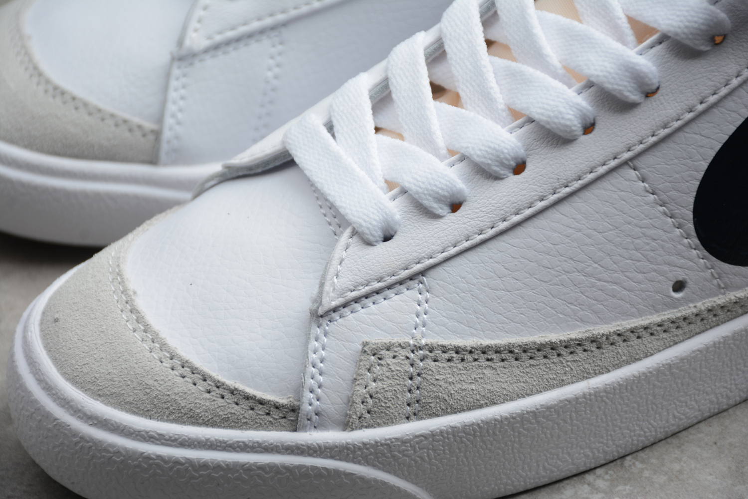 NIKE BLAZER MID 77 REVERSE LOGO DA4651-100