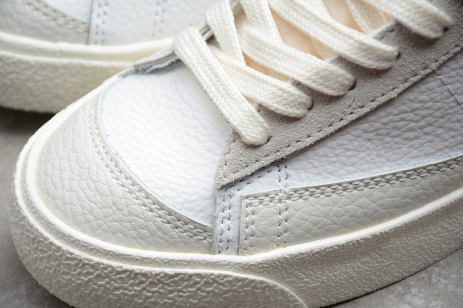 NIKE BLAZER MID 77  CW7583-100