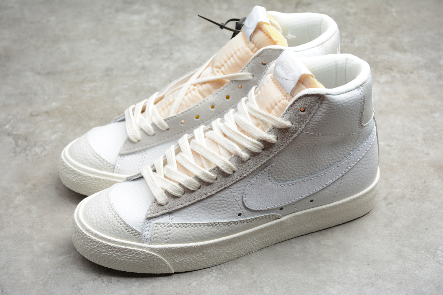 NIKE BLAZER MID 77  CW7583-100