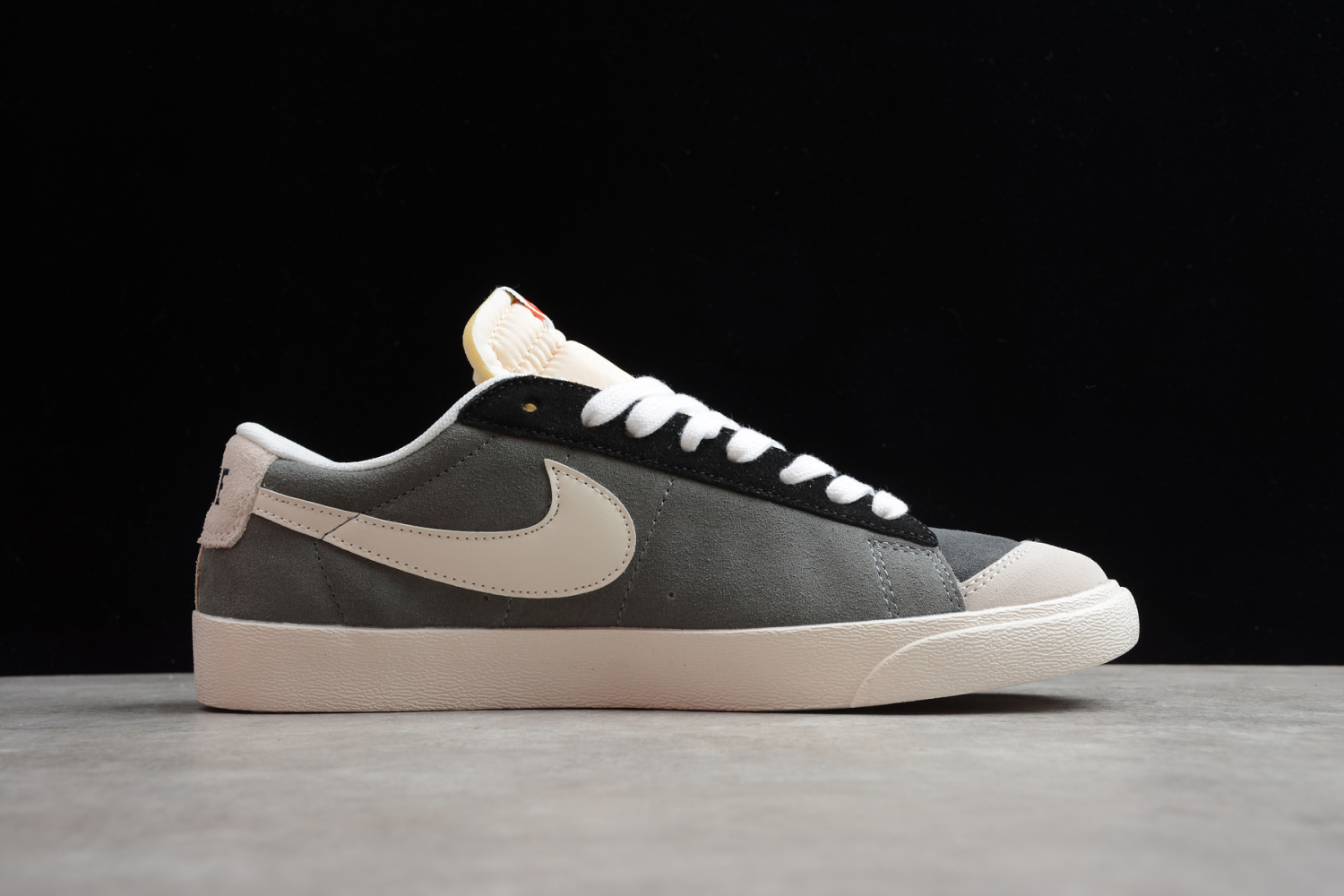 Nike Blazer Low QS Carbone Grey/Light Grey-Black BQ1167-009