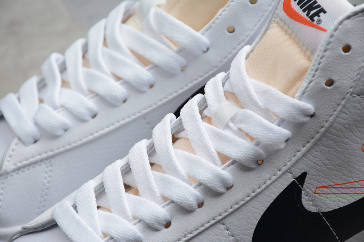 NIKE BLAZER MID 77 REVERSE LOGO DA4651-100