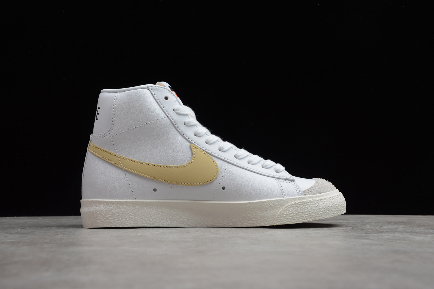 NIKE BLAZER MID 77 CZ1055-109