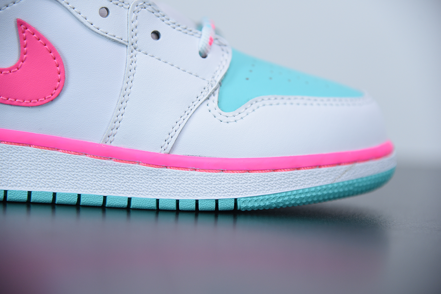 Jordan 1 Mid White Pink Green Soar (GS) 555112-102