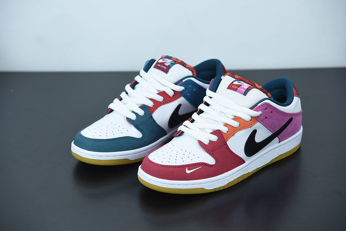 Nike Dunk SB Low Pro QS Parra (Friends & Family) (2021)  DH7695-100