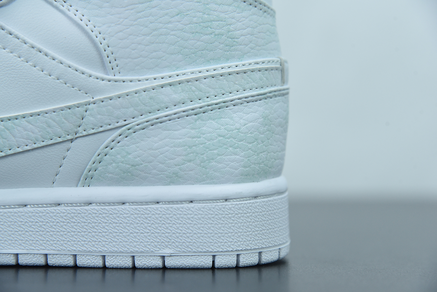 Jordan 1 Mid Triple White 2.0 (2020) 554724-130