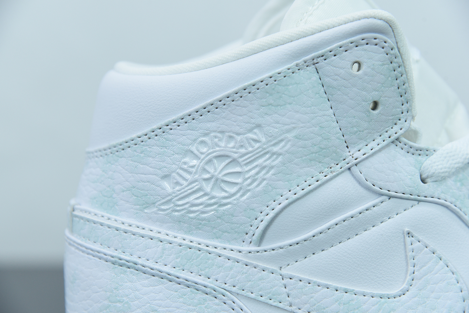 Jordan 1 Mid Triple White 2.0 (2020) 554724-130