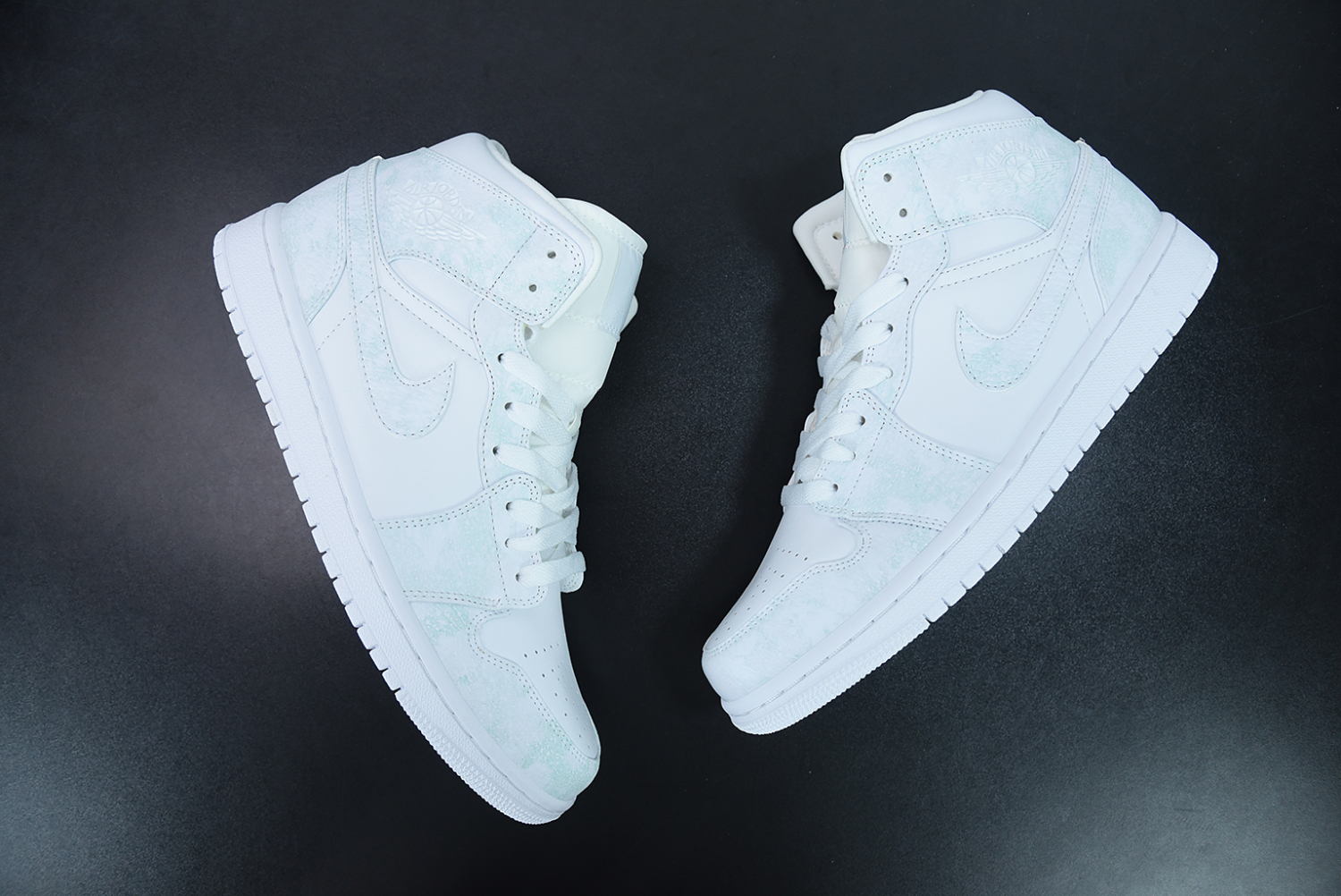 Jordan 1 Mid Triple White 2.0 (2020) 554724-130