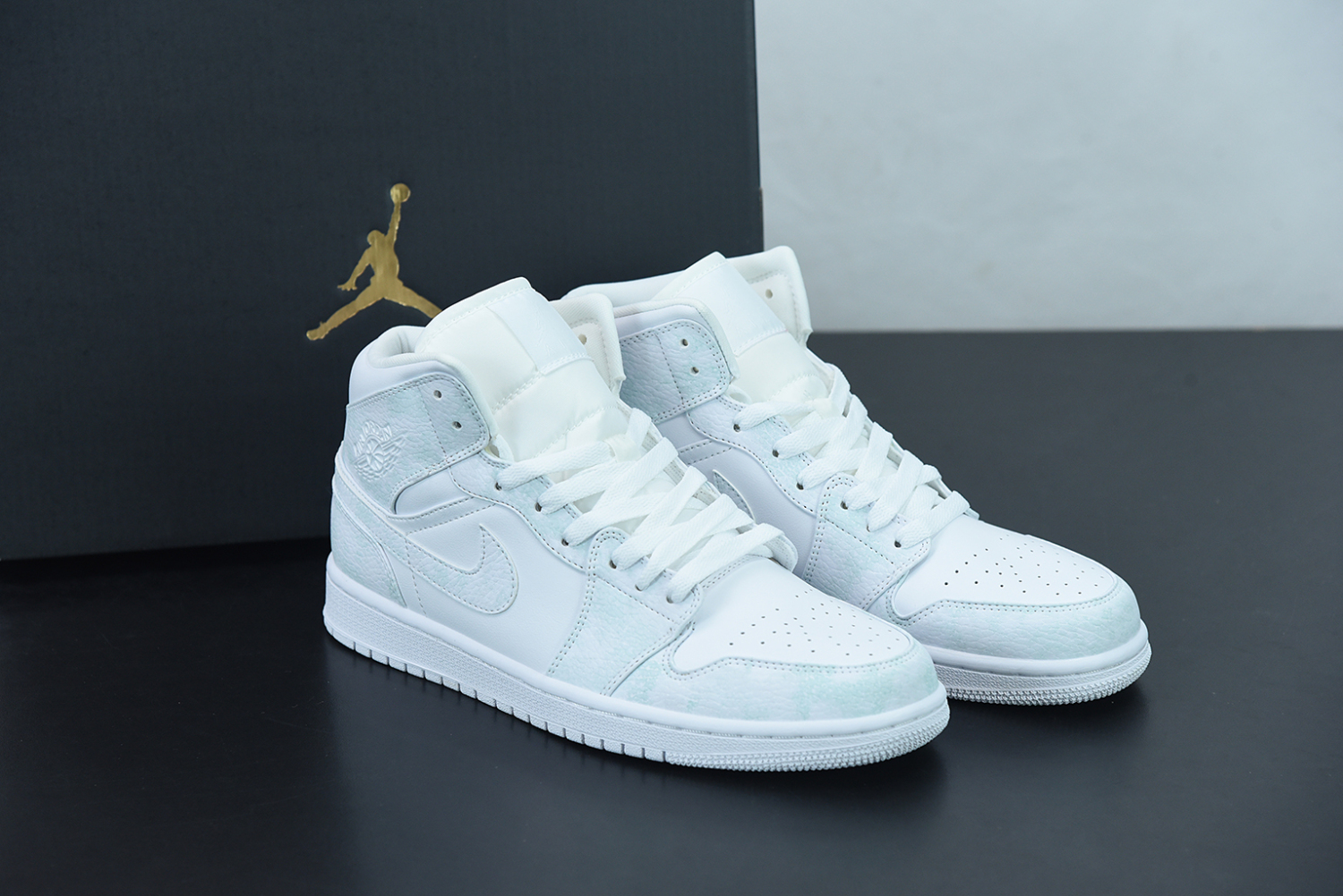 Jordan 1 Mid Triple White 2.0 (2020) 554724-130