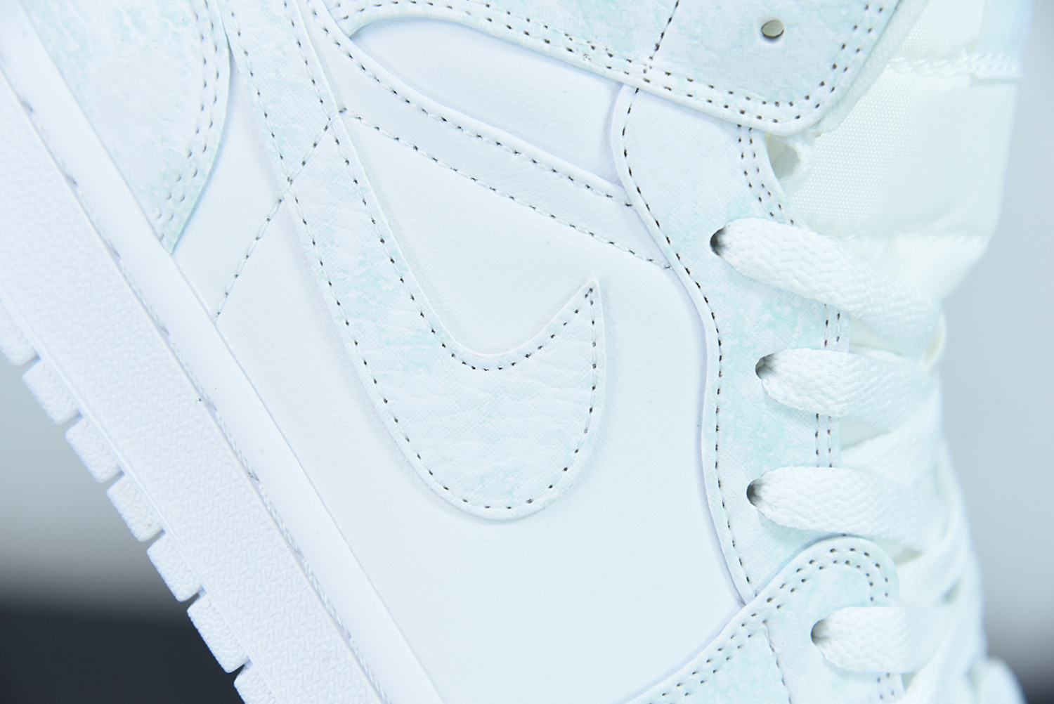 Jordan 1 Mid Triple White 2.0 (2020) 554724-130