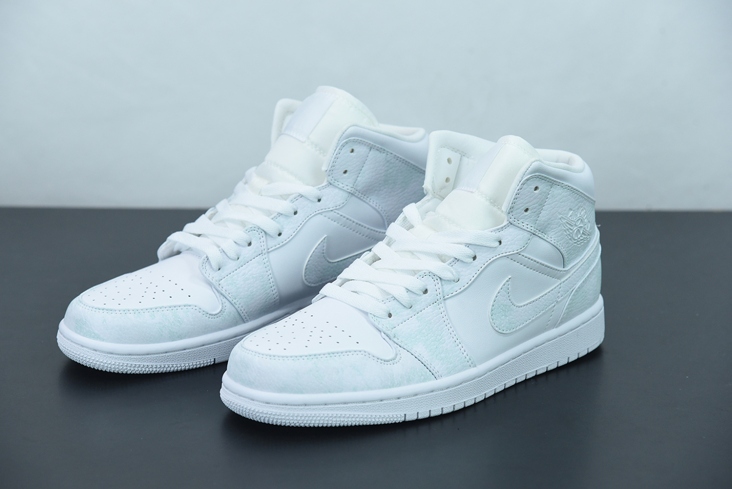 Jordan 1 Mid Triple White 2.0 (2020) 554724-130
