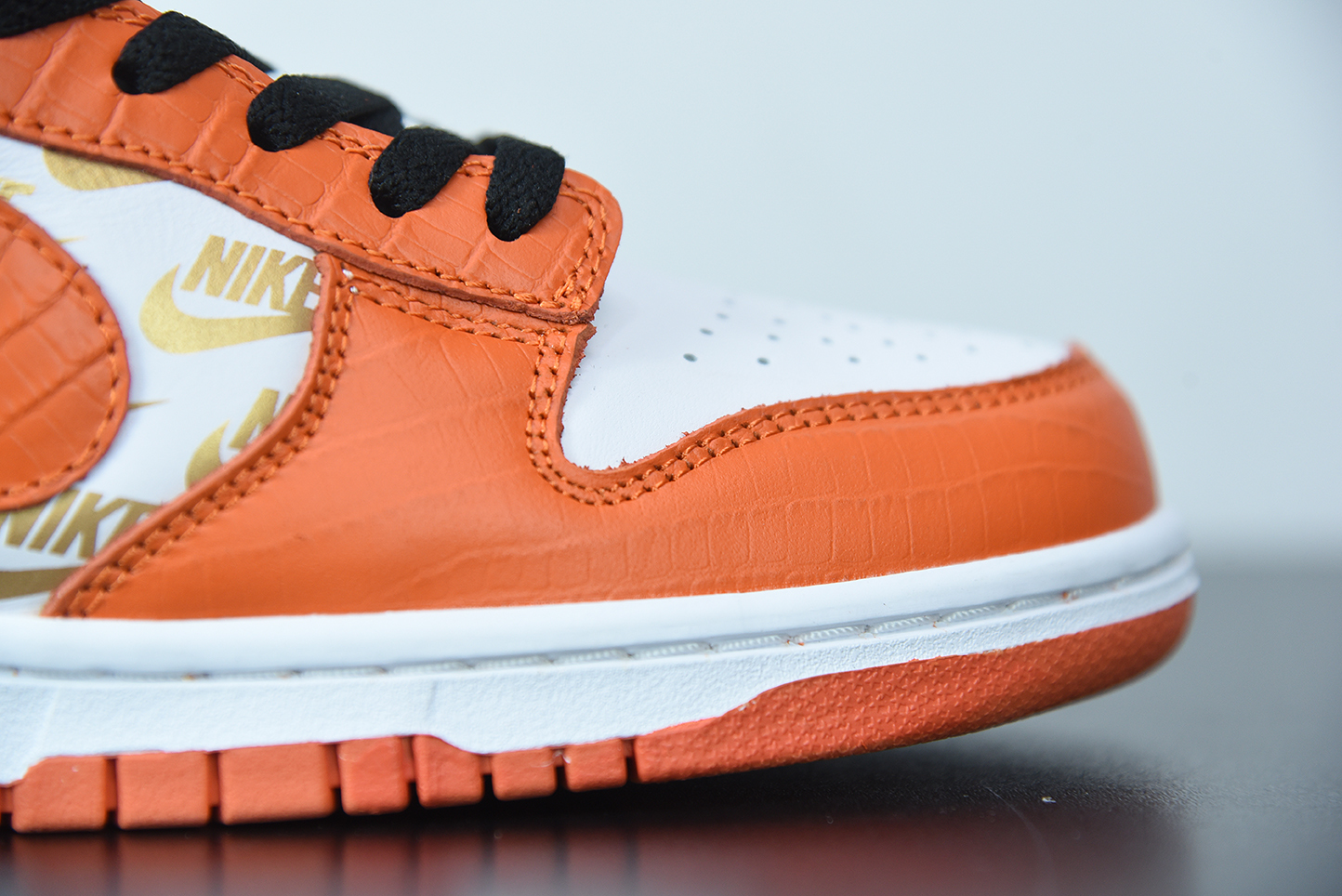 Supreme x Nike SB Dunk Low Orange White Metallic Gold DH3228-181