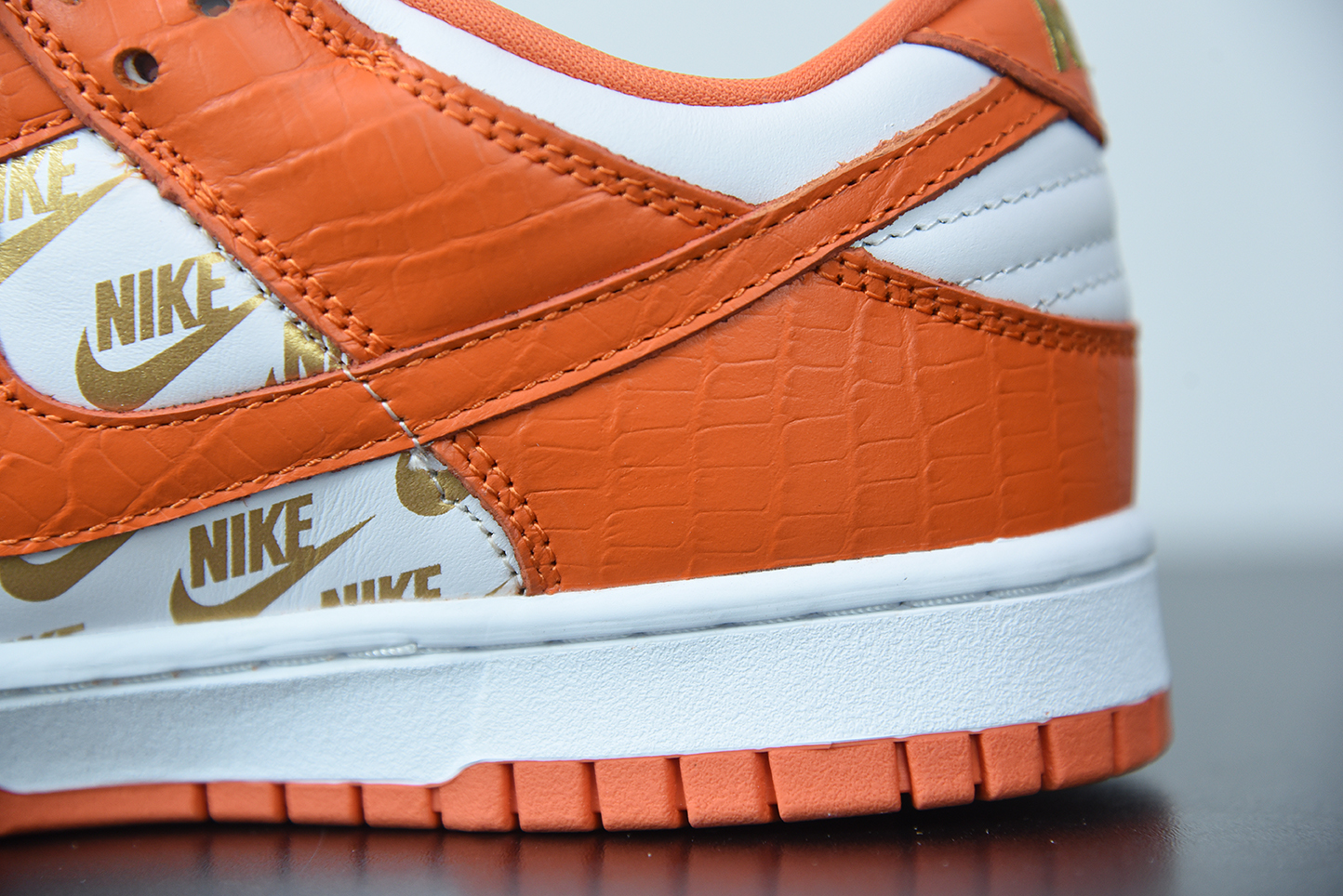 Supreme x Nike SB Dunk Low Orange White Metallic Gold DH3228-181