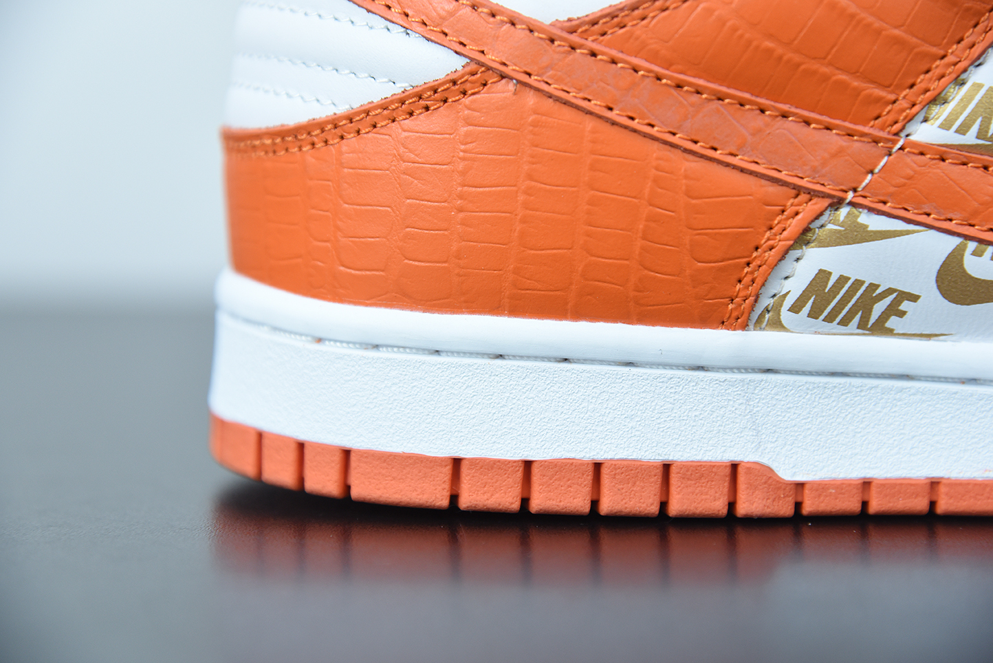 Supreme x Nike SB Dunk Low Orange White Metallic Gold DH3228-181