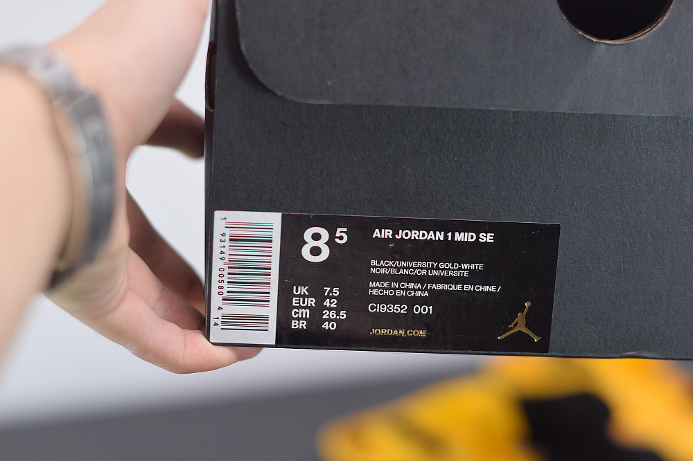 Jordan 1 Mid Black University Gold CI9352-001