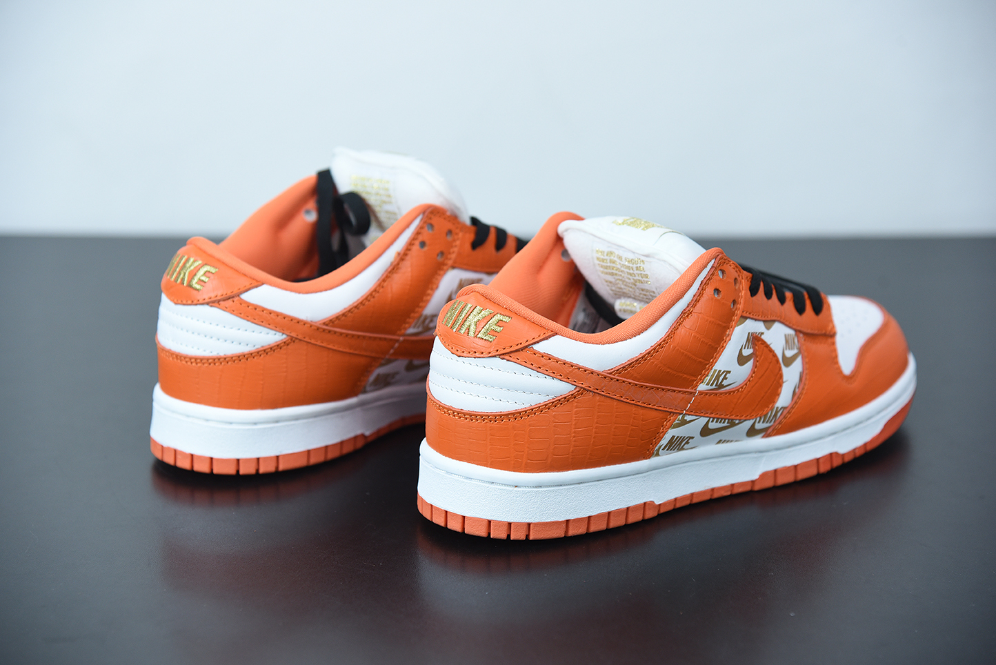 Supreme x Nike SB Dunk Low Orange White Metallic Gold DH3228-181