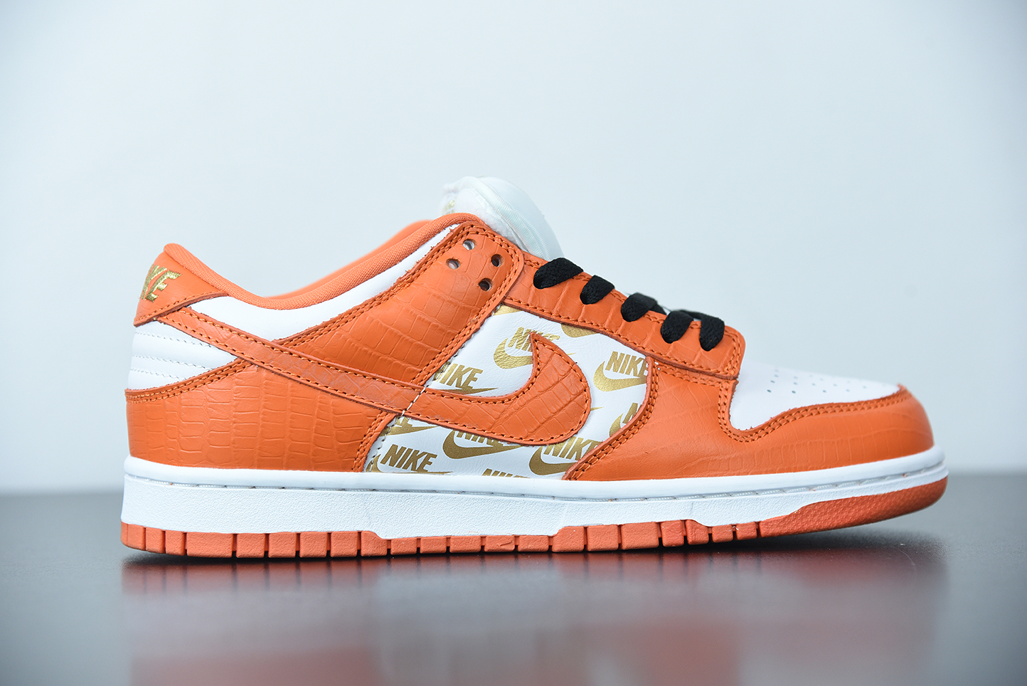 Supreme x Nike SB Dunk Low Orange White Metallic Gold DH3228-181
