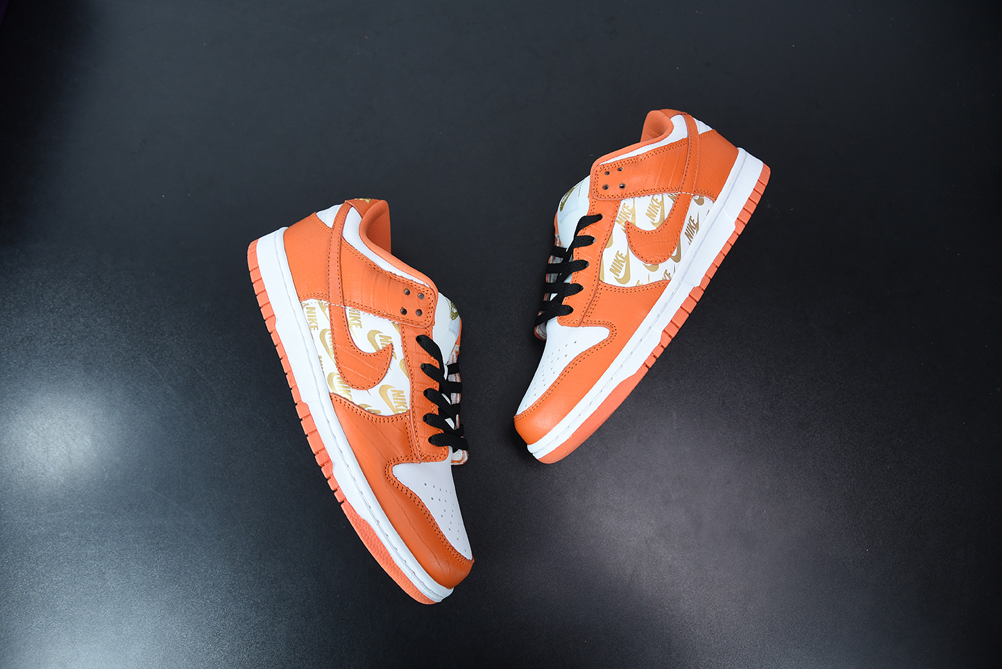 Supreme x Nike SB Dunk Low Orange White Metallic Gold DH3228-181