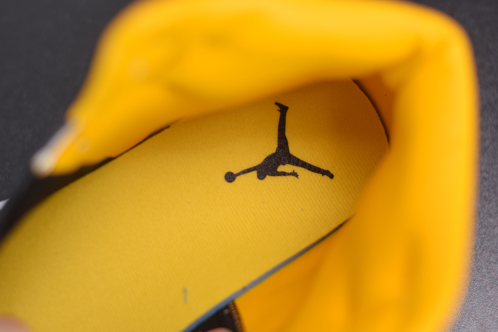 Jordan 1 Mid Black University Gold CI9352-001