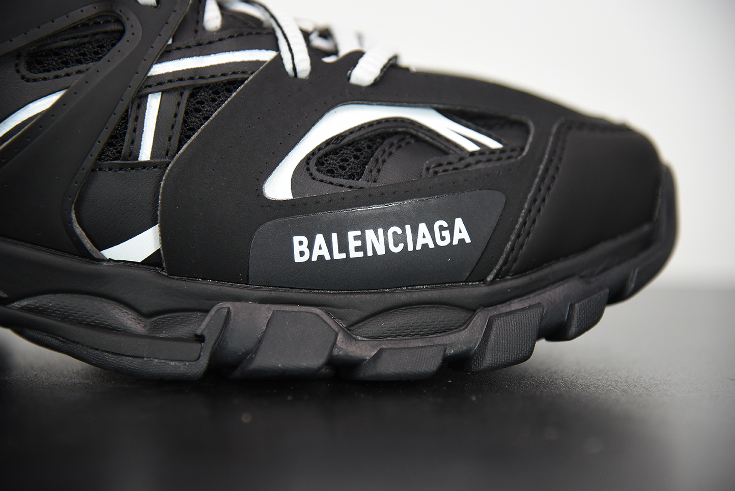 Bal**ci*ga Track Black 542023-W1GB1-2045
