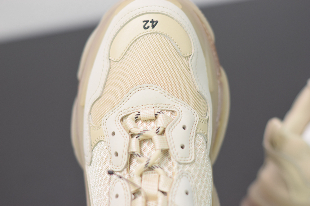 Bal**ci*ga Triple S   ECBA800616H