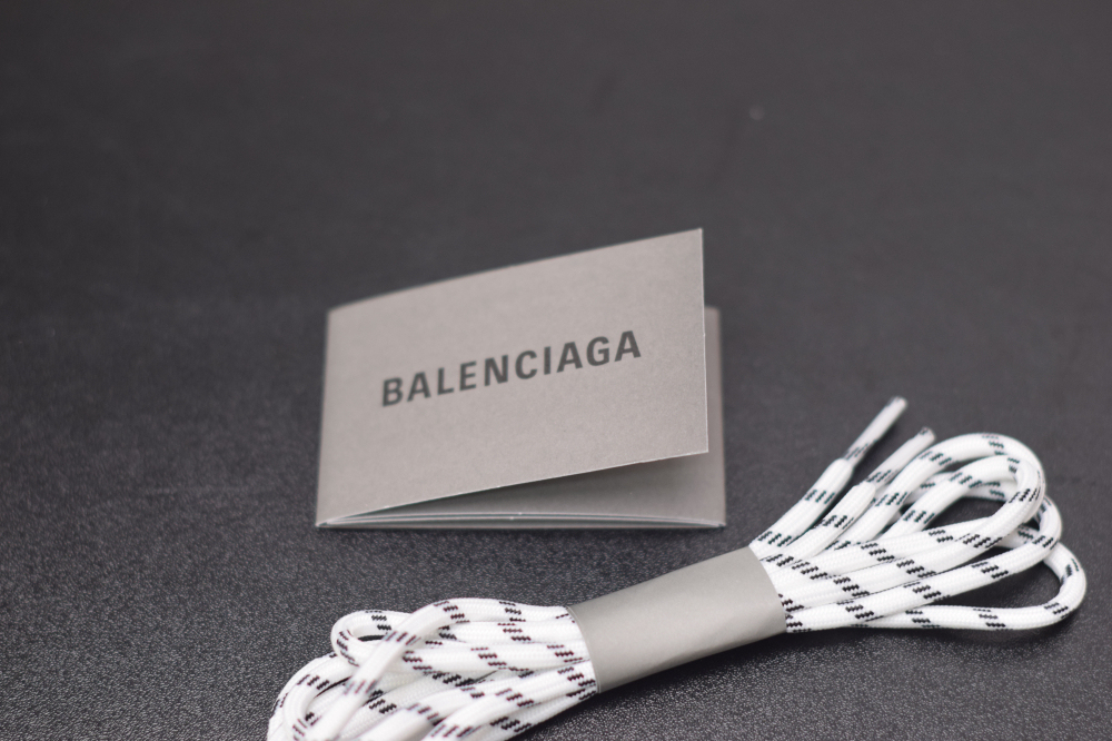 Bal**ci*ga Triple S   ECBA800616H