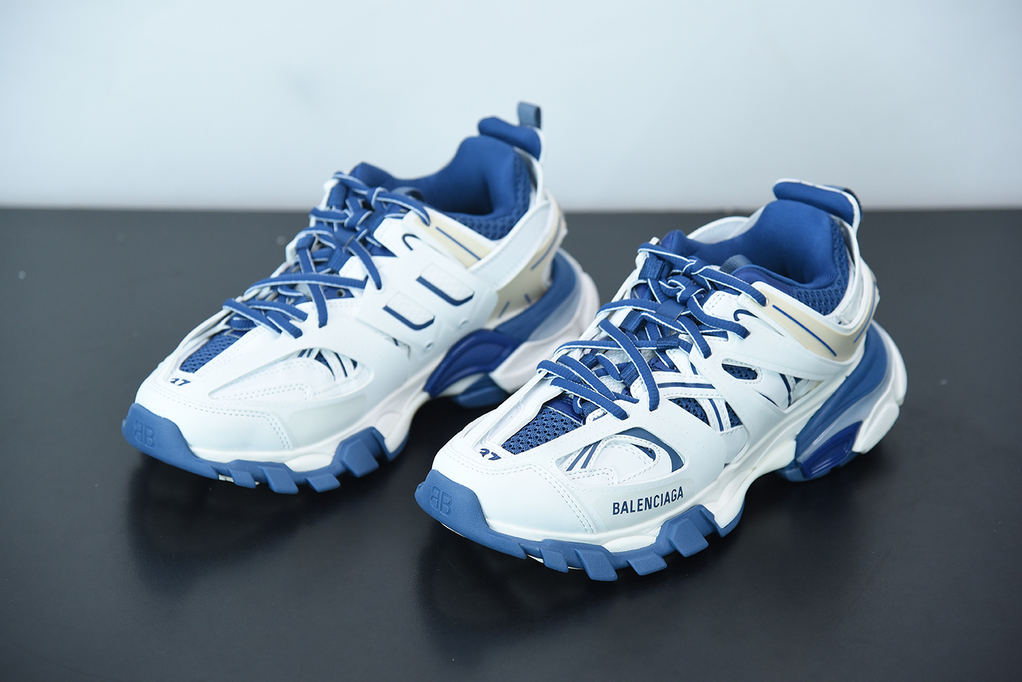 Bal**ci*ga Track Worn Out In Light Grey 542023-W1GC4-9050