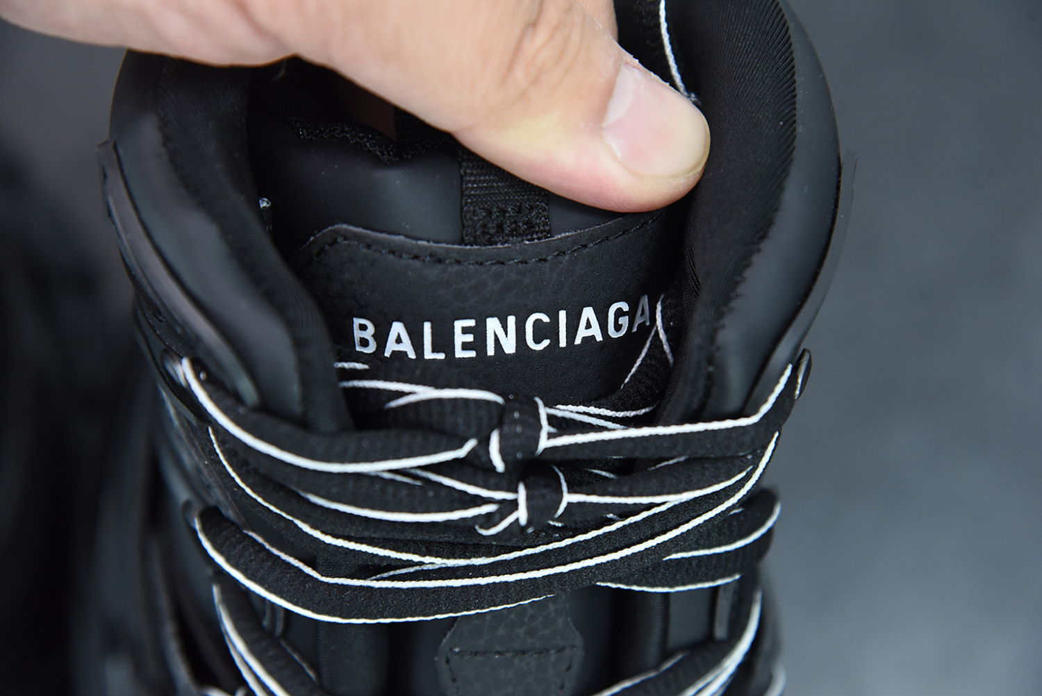 Bal**ci*ga Wmns Track Hike 