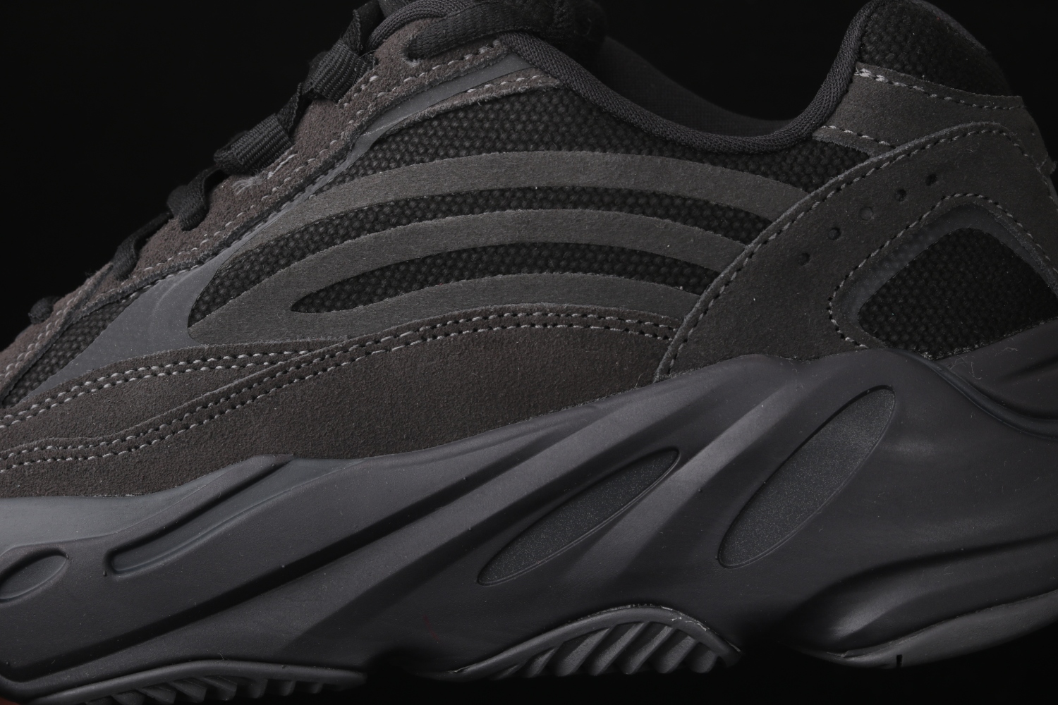 adidas Yeezy Boost 700 V2 Vanta FU6684