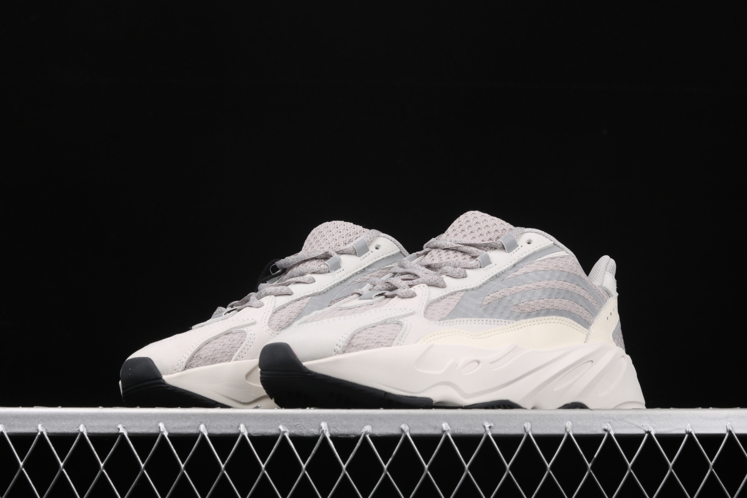adidas Yeezy Boost 700 V2 Static (2018/2022)  EF2829