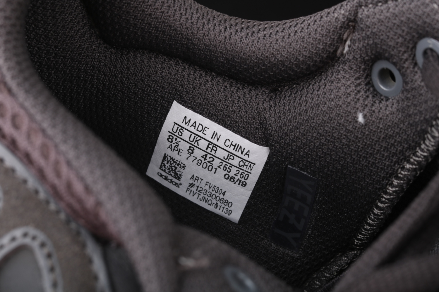 adidas Yeezy Boost 700 Utility Black FV5304