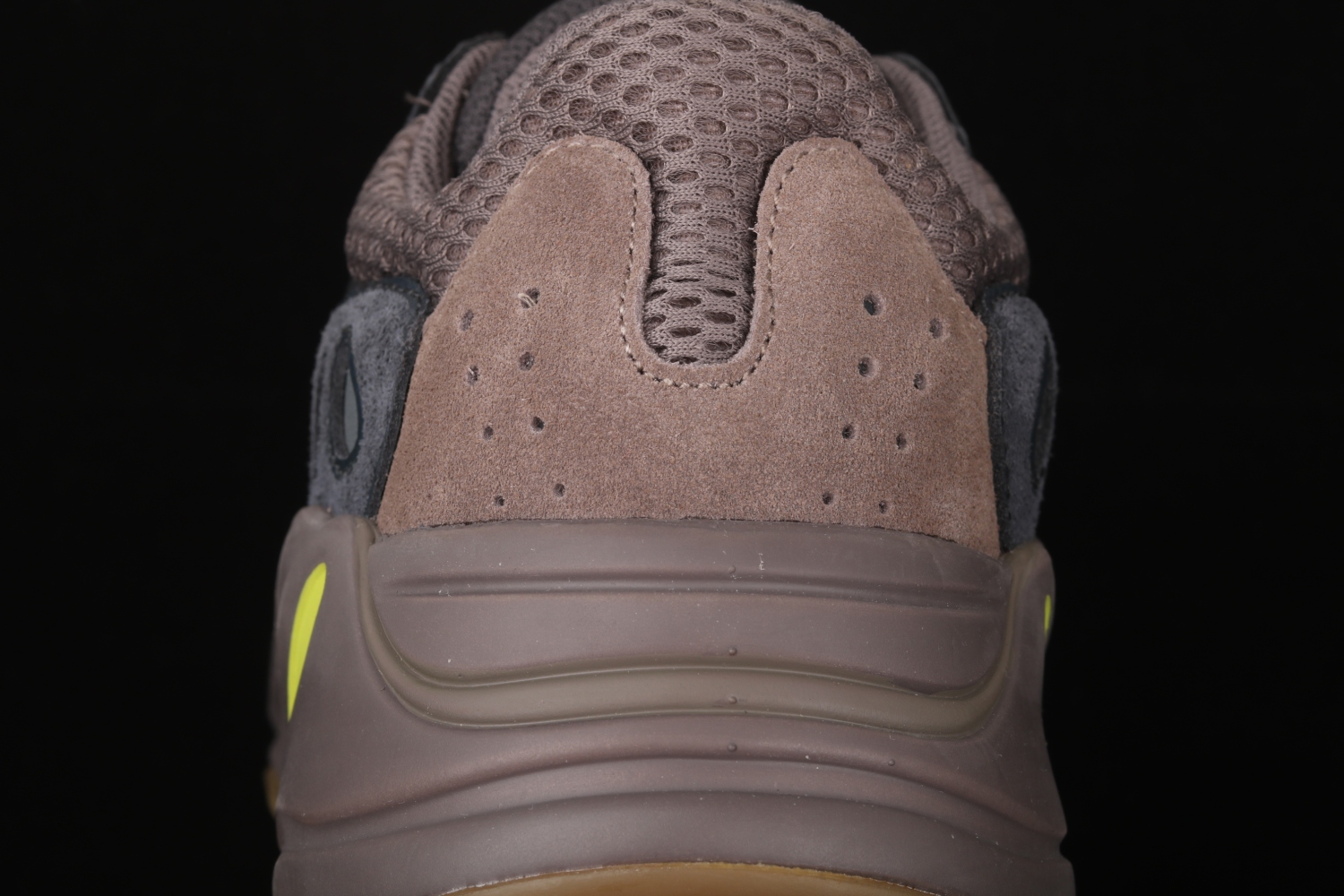 adidas Yeezy Boost 700 Mauve EE9614