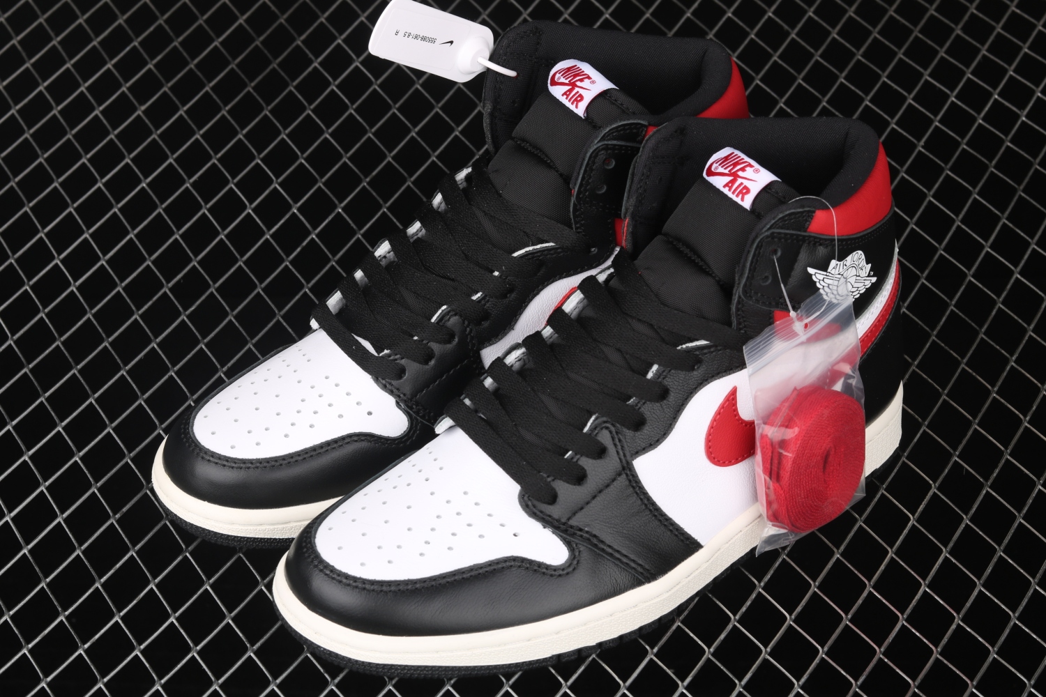 Jordan 1 Retro High Black Gym Red 555088-061