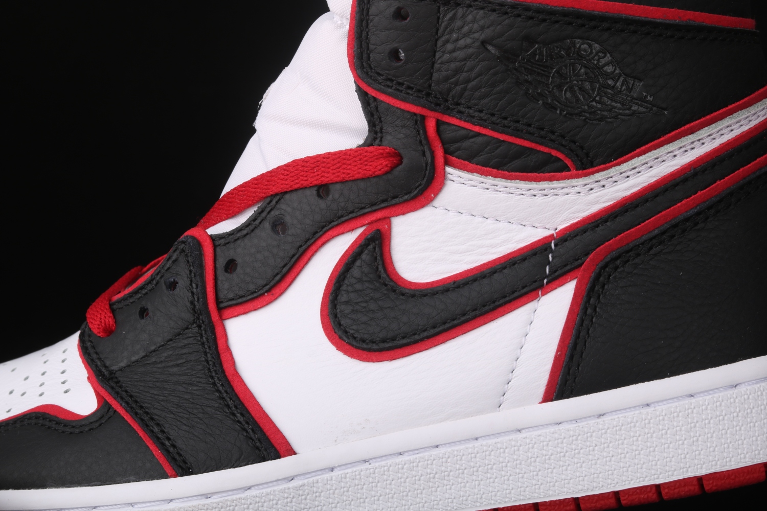 Jordan 1 Retro High Bloodline 555088-062