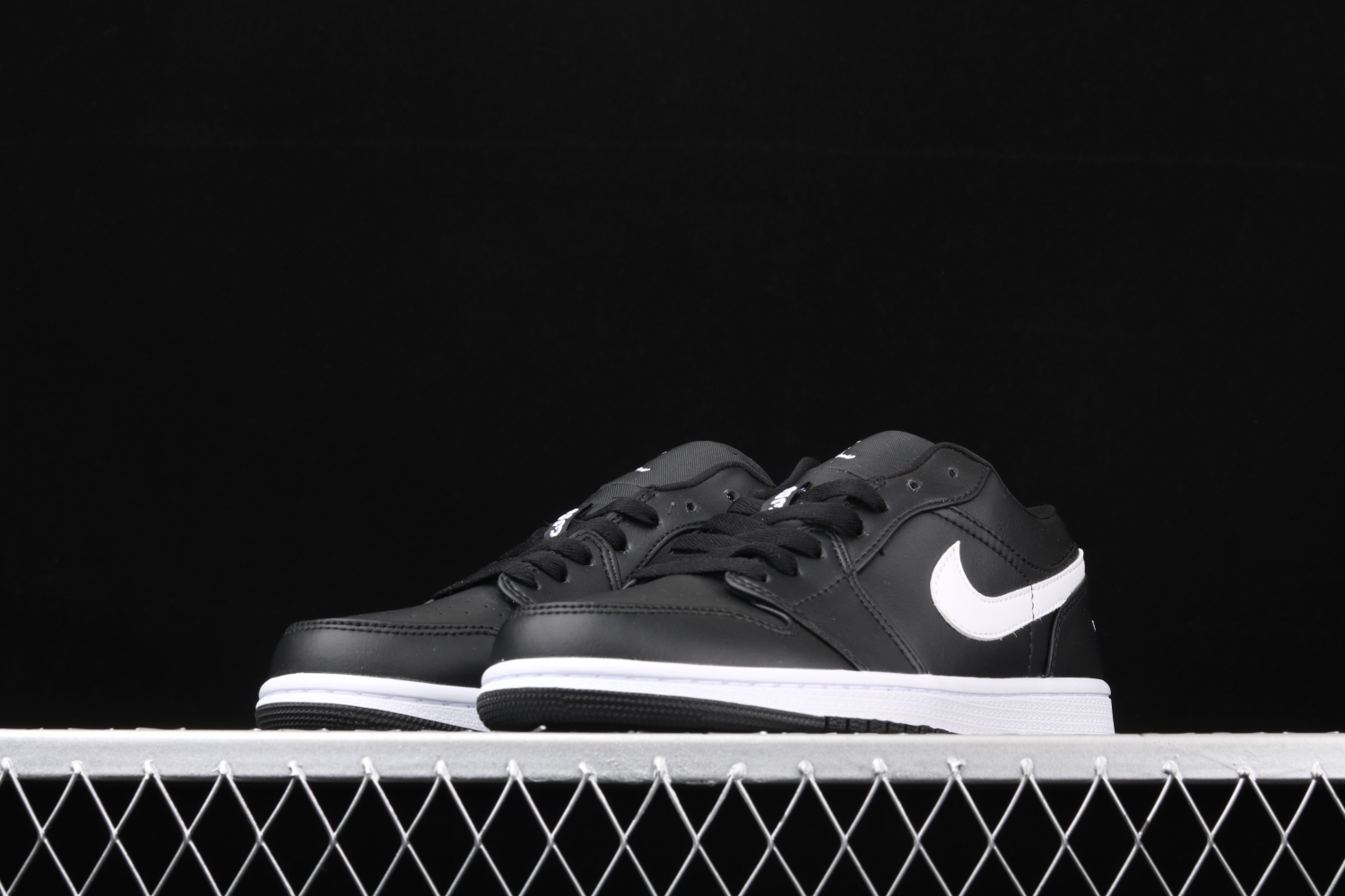 Jordan 1 Low Black White (W) AO9944-001