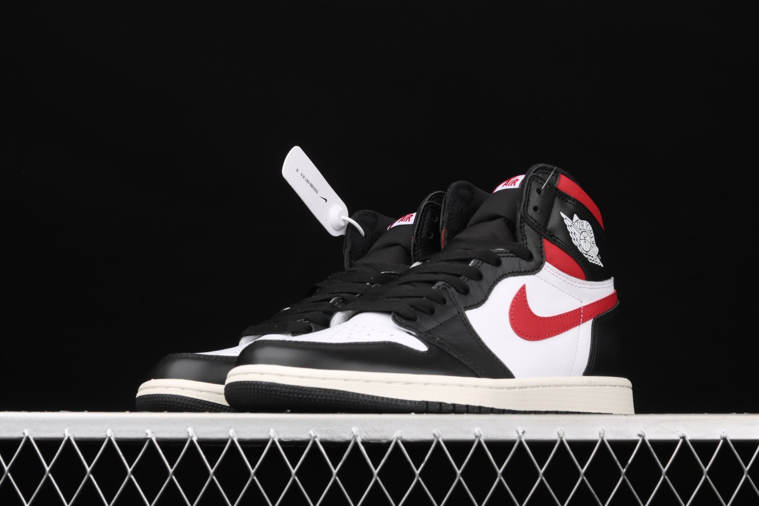 Jordan 1 Retro High Black Gym Red 555088-061