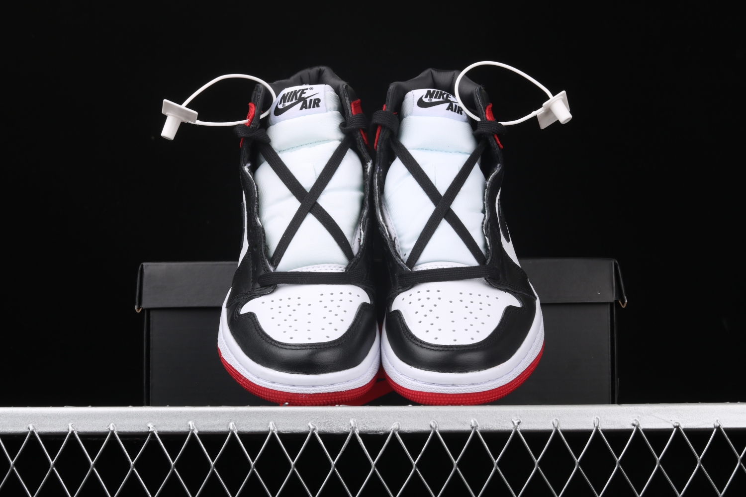 Jordan 1 Retro High Satin Black Toe (W) CD0461-016